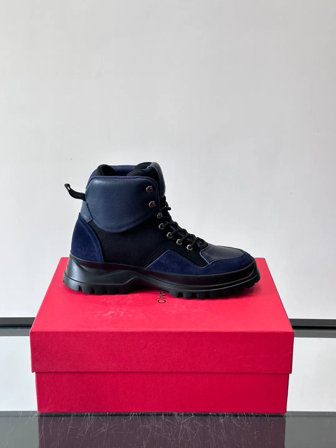 Men's shoes 💰960 Ferragamo's thick-soled lace-up short boots are made of suede + fabric splicing. They have a delicate texture and are breathable. The black rubber thick soles are wear-resistant and have strong traction. They can be worn every day outdoors! The shoelaces are super vibrant and the metal fastener details are perfect. The boot shaft is adjustable, comfortable and stable to wear. It goes well with workwear style or casual style in autumn and winter. It is warm and fashionable. It is suitable for outdoor activities or daily commuting! size: 39-44 (customized at 38.45.46)
